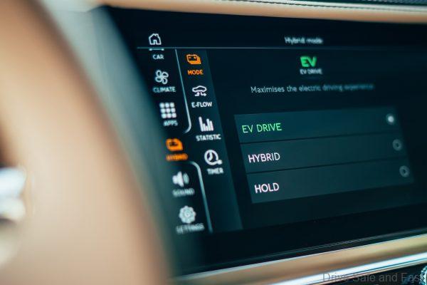 Bentley Flying Spur Hybrid displays