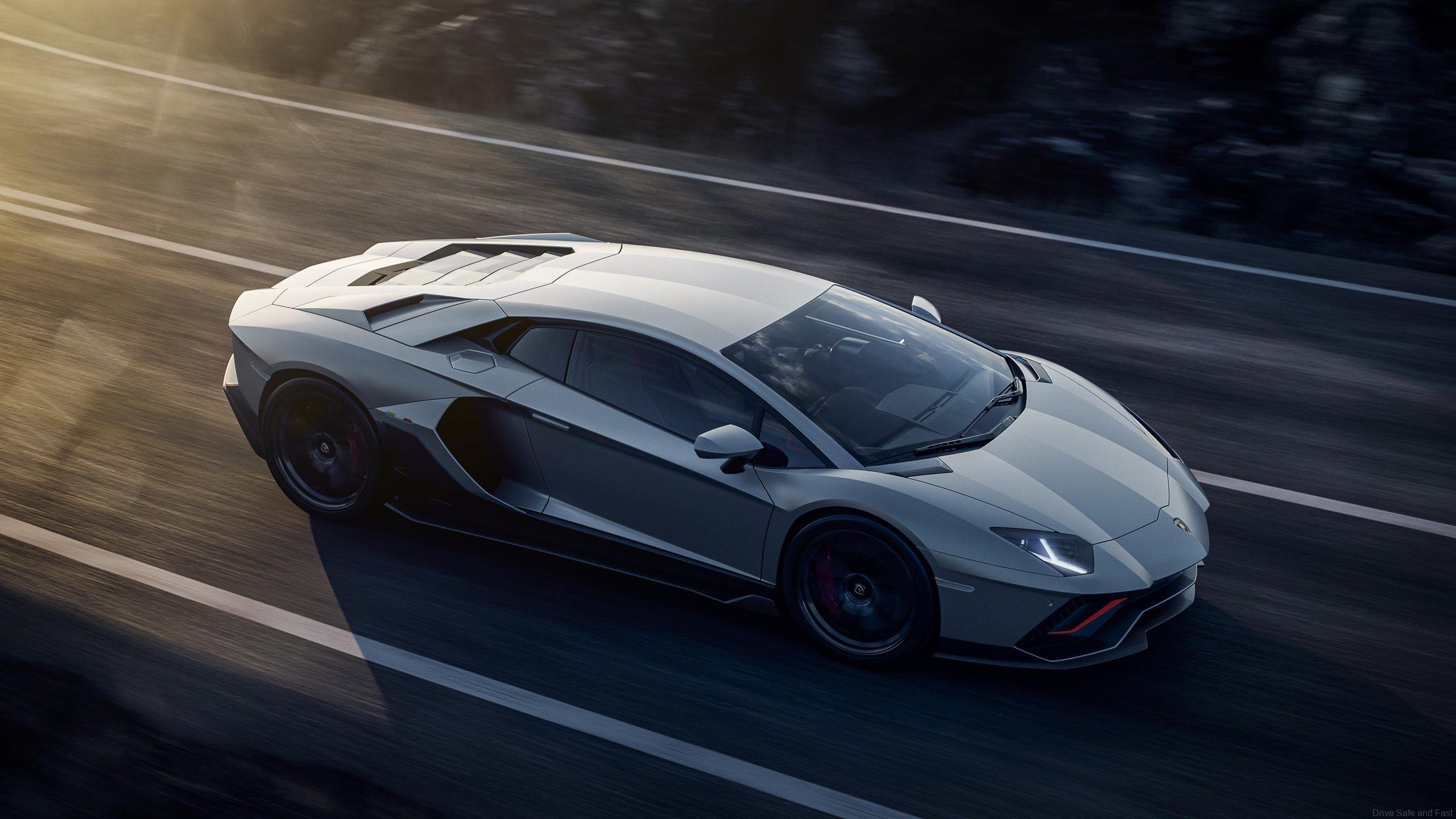 Lamborghini Aventador Ultimae coupé in motion