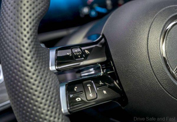 Mercedes-Benz E-Class_steering wheel