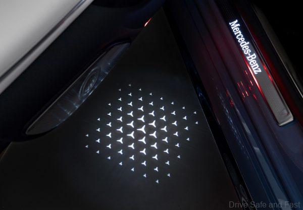 LCD projection Mercedes-Benz S 580 e MANUFAKTUR, exterior MANUFAKTUR vintageblue, interior MANUFAKTUR deep white/black