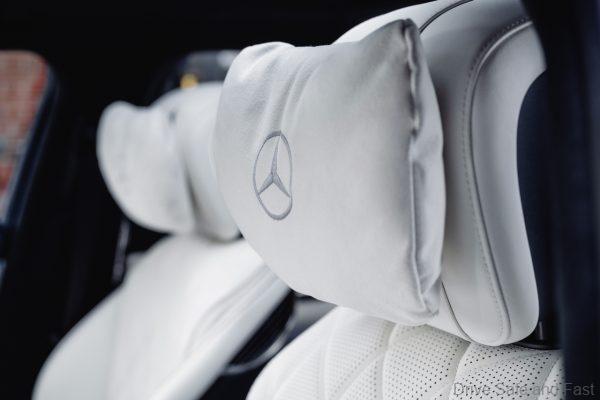 headrests Mercedes-Benz S 580 e MANUFAKTUR, exterior MANUFAKTUR vintageblue, interior MANUFAKTUR deep white/black