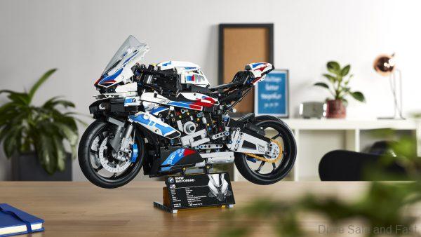 Lego Technic BMW M 1000 RR showcase