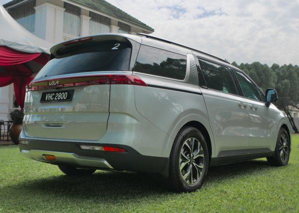 kia carnival rear exterior