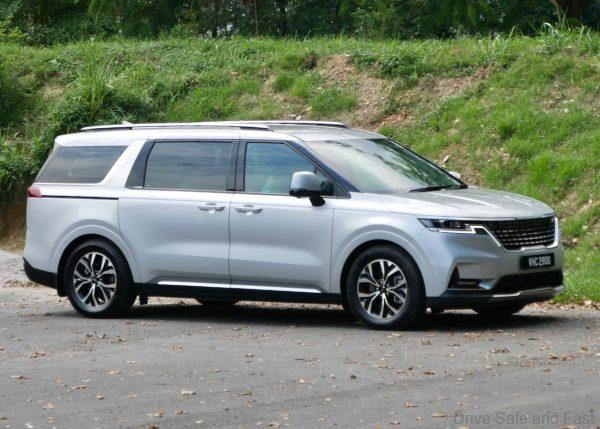 Kia Carnival from the side