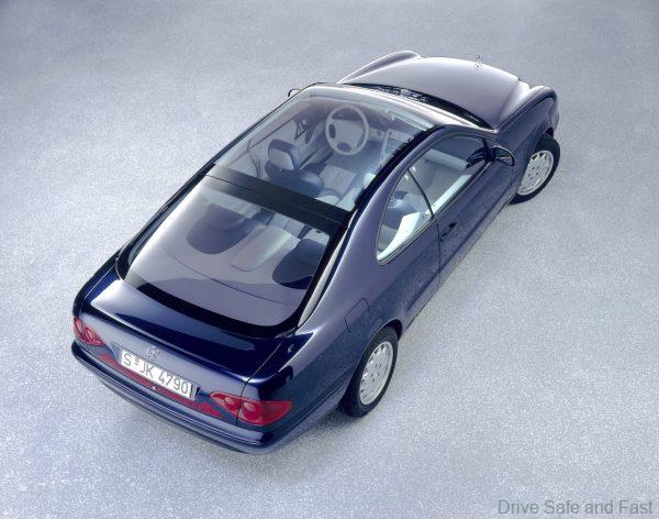 Mercedes-Benz coupé study, presented at the Geneva Motor Show in 1993. The company’s first show car presented the public with design elements, including the CLK from the 208 series, presented in 1997, and the four-eyed face. Studio shot from diagonally above. Photo from 1993. (Photo index number in the Mercedes-Benz Classic archive: A93F1108)