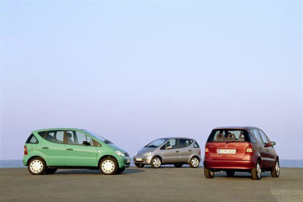 Mercedes-Benz A-Klasse der Baureihe 168 (1997 bis 2005). Gruppenaufnahme aus dem Jahr 1997. (Fotosignatur der Mercedes-Benz Classic Archive: A97F2074) Mercedes-Benz model series 168 A-Class (1997 to 2005). Group photo from the year 1997. (Photo index number in the Mercedes-Benz Classic Archive: A97F2074)