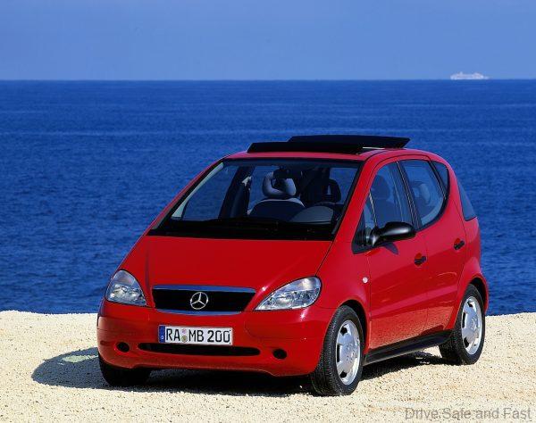 Mercedes-Benz A-Klasse der Baureihe 168 (1997 bis 2005) mit Lamellenschiebedach (Sonderausstattung). Foto von links vorn. Aufnahme aus dem Jahr 1997. (Fotosignatur der Mercedes-Benz Classic Archive: A96F6113) Mercedes-Benz A-Class of the model series 168 (1997 to 2005) with slatted sliding roof (special equipment). Photo from left front. Photograph from 1997. (Photo index number in the Mercedes-Benz Classic Archive: A96F6113)