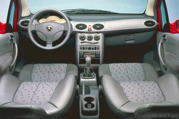 Mercedes-Benz A-Klasse der Baureihe 168 (1997 bis 2005). Fotos des Interieurs. Aufnahme aus dem Jahr 1997. (Fotosignatur der Mercedes-Benz Classic Archive: A97F1478) Mercedes-Benz model series 168 A-Class (1997 to 2005). Photos of the interior. Photograph from 1997. (Photo index number in the Mercedes-Benz Classic Archive: A97F1478)