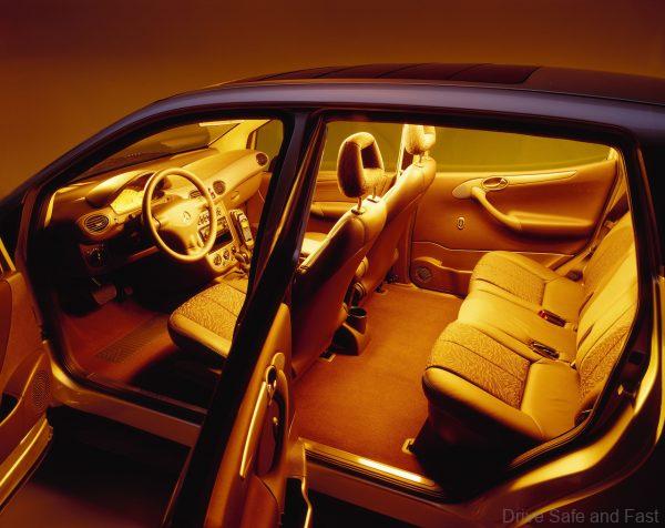 Mercedes-Benz A-Klasse der Baureihe 168 (1997 bis 2005). Interieur der Langversion, vorgestellt im Jahr 2001. (Fotosignatur der Mercedes-Benz Classic Archive: A2000F6130) Mercedes-Benz model series 168 A-Class (1997 to 2005). Interior of the long version, presented in 2001. (Photo index number in the Mercedes-Benz Classic Archive: A2000F6130)