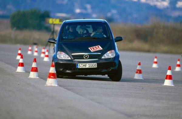 Mercedes-Benz A-Klasse der Baureihe 168 (1997 bis 2005). Foto beim Ausweichmanöver des unter anderem mit Elektronischen Stabilitätssystem ESP® ausgestatteten Fahrzeugs aus dem Jahr 1997. (Fotosignatur der Mercedes-Benz Classic Archive: A97F5863) Mercedes-Benz model series 168 A-Class (1997 to 2005). Photo of the evasive manoeuvre of the 1997 vehicle, which is equipped with the Electronic Stability System ESP®, among other things. (Photo index number in the Mercedes-Benz Classic Archive: A97F5863)