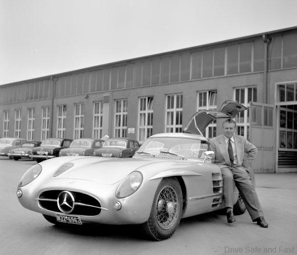 Das Motiv zeigt eines der beiden 300 SLR Uhlenhaut Coupés zusammen mit dem Erfinder Rudolf Uhlenhaut. Dieses Fahrzeug ist im Mercedes-Benz Museum ausgestellt. The picture shows one of the two 300 SLR Uhlenhaut Coupés together with the inventor Rudolph Uhlenhaut. This vehicle is on display in the Mercedes-Benz Museum.