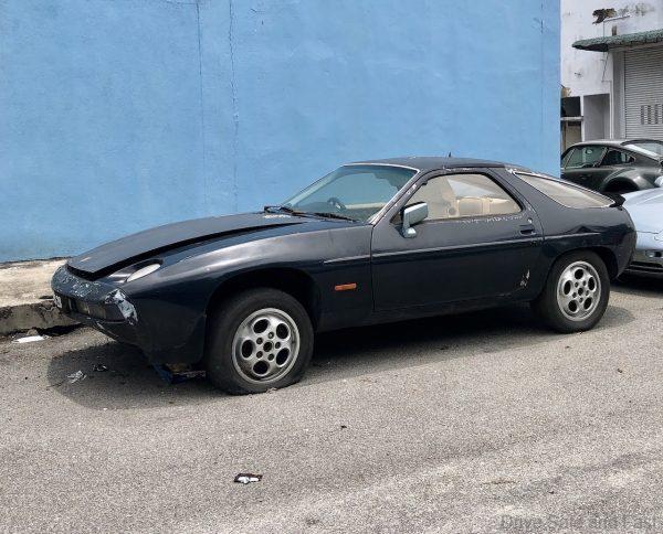 Rotting Cars_porsche 928