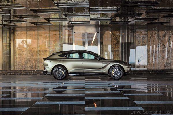 Aston Martin DBX707