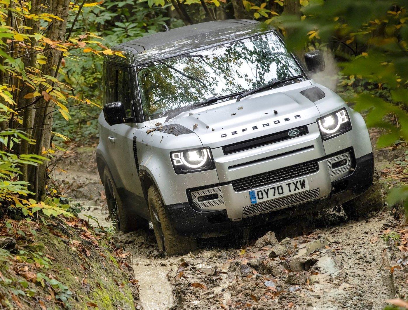 Land Rover Defender 90 mud driving
