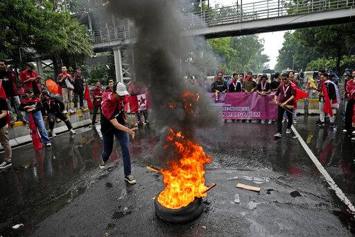 Student activists burn a tire during a rally against sharp increases in fuel prices, in Jakarta, Indonesia, Thursday, Sept. 8, 2022. Hundreds of students rallied in Indonesia's capital on Thursday to protest sharp increases in fuel prices by the government. (AP Photo/Achmad Ibrahim)