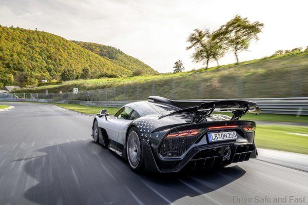 Mercedes-AMG ONE / Kraftstoffverbrauch gewichtet, kombiniert: 8,7 l/100 km; CO2‑Emissionen gewichtet, kombiniert: 198 g/km; Stromverbrauch gewichtet, kombiniert: 32 kWh/100 km [1] / Rekordfahrt / Nürburgring Nordschleife / schnellstes Serienfahrzeug / Exterieur / dynamisch. [1] Die Angaben zu Verbrauch und CO2-Emissionen sind vorläufig und wurden intern nach Maßgabe der Zertifizierungsmethode „WLTP-Prüfverfahren“ ermittelt. Es liegen bislang weder bestätigte Werte vom Technischen Dienst noch eine EG-Typgenehmigung noch eine Konformitätsbescheinigung mit amtlichen Werten vor. Abweichungen zwischen den Angaben und den amtlichen Werten sind möglich.;Kraftstoffverbrauch gewichtet, kombiniert: 8,7 l/100 km; CO2‑Emissionen gewichtet, kombiniert: 198 g/km; Stromverbrauch gewichtet, kombiniert: 32 kWh/100 km [1]Mercedes-AMG ONE / combined weighted fuel consumption: 8.7 l/100 km; combined weighted CO2 emissions: 198 g/km; combined weighted electrical consumption: 32 kWh/100 km [1]  / record drive / Nuerburgring Nordschleife / fastest series production car / exterieur / dynamic. [1] The figures for fuel consumption and CO2 emissions are provisional and were determined internally in accordance with the "WLTP test procedure" certification method. Confirmed values from the technical service or an EC type approval or certificate of conformity with official values are not yet available. Differences between the stated figures and the official figures are possible.;Combined weighted fuel consumption: 8.7 l/100 km; combined weighted CO2 emissions: 198 g/km; combined weighted electrical consumption: 32 kWh/100 km [1]