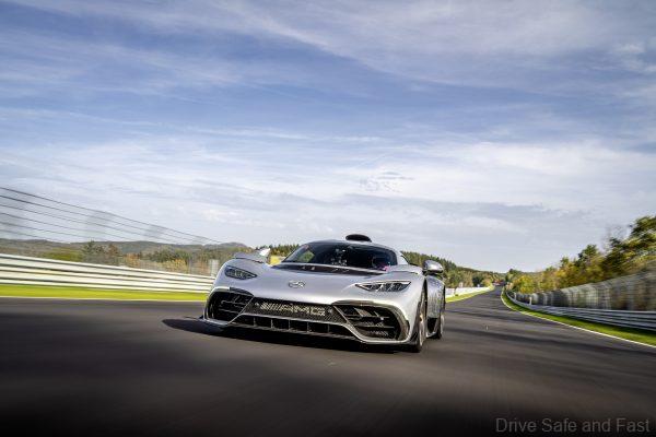 Mercedes-AMG ONE / Kraftstoffverbrauch gewichtet, kombiniert: 8,7 l/100 km; CO2‑Emissionen gewichtet, kombiniert: 198 g/km; Stromverbrauch gewichtet, kombiniert: 32 kWh/100 km [1] / Rekordfahrt / Nürburgring Nordschleife / schnellstes Serienfahrzeug / Exterieur / dynamisch. [1] Die Angaben zu Verbrauch und CO2-Emissionen sind vorläufig und wurden intern nach Maßgabe der Zertifizierungsmethode „WLTP-Prüfverfahren“ ermittelt. Es liegen bislang weder bestätigte Werte vom Technischen Dienst noch eine EG-Typgenehmigung noch eine Konformitätsbescheinigung mit amtlichen Werten vor. Abweichungen zwischen den Angaben und den amtlichen Werten sind möglich.;Kraftstoffverbrauch gewichtet, kombiniert: 8,7 l/100 km; CO2‑Emissionen gewichtet, kombiniert: 198 g/km; Stromverbrauch gewichtet, kombiniert: 32 kWh/100 km [1]Mercedes-AMG ONE / combined weighted fuel consumption: 8.7 l/100 km; combined weighted CO2 emissions: 198 g/km; combined weighted electrical consumption: 32 kWh/100 km [1]  / record drive / Nuerburgring Nordschleife / fastest series production car / exterieur / dynamic. [1] The figures for fuel consumption and CO2 emissions are provisional and were determined internally in accordance with the "WLTP test procedure" certification method. Confirmed values from the technical service or an EC type approval or certificate of conformity with official values are not yet available. Differences between the stated figures and the official figures are possible.;Combined weighted fuel consumption: 8.7 l/100 km; combined weighted CO2 emissions: 198 g/km; combined weighted electrical consumption: 32 kWh/100 km [1]