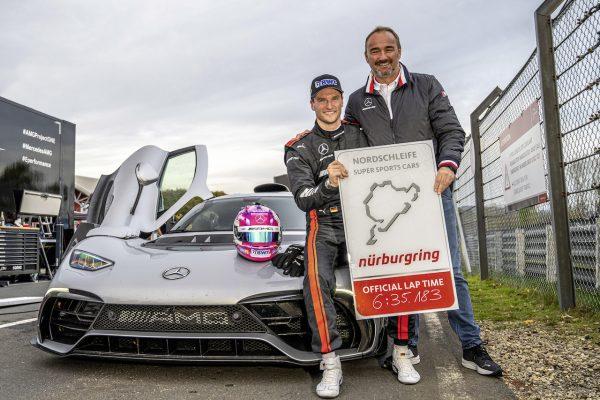 Mercedes-AMG ONE / Kraftstoffverbrauch gewichtet, kombiniert: 8,7 l/100 km; CO2‑Emissionen gewichtet, kombiniert: 198 g/km; Stromverbrauch gewichtet, kombiniert: 32 kWh/100 km [1] / Rekordfahrt / Nürburgring Nordschleife / schnellstes Serienfahrzeug / Exterieur / dynamisch. [1] Die Angaben zu Verbrauch und CO2-Emissionen sind vorläufig und wurden intern nach Maßgabe der Zertifizierungsmethode „WLTP-Prüfverfahren“ ermittelt. Es liegen bislang weder bestätigte Werte vom Technischen Dienst noch eine EG-Typgenehmigung noch eine Konformitätsbescheinigung mit amtlichen Werten vor. Abweichungen zwischen den Angaben und den amtlichen Werten sind möglich.;Kraftstoffverbrauch gewichtet, kombiniert: 8,7 l/100 km; CO2‑Emissionen gewichtet, kombiniert: 198 g/km; Stromverbrauch gewichtet, kombiniert: 32 kWh/100 km [1]Mercedes-AMG ONE / combined weighted fuel consumption: 8.7 l/100 km; combined weighted CO2 emissions: 198 g/km; combined weighted electrical consumption: 32 kWh/100 km [1]  / record drive / Nuerburgring Nordschleife / fastest series production car / exterieur / dynamic. [1] The figures for fuel consumption and CO2 emissions are provisional and were determined internally in accordance with the "WLTP test procedure" certification method. Confirmed values from the technical service or an EC type approval or certificate of conformity with official values are not yet available. Differences between the stated figures and the official figures are possible.;Combined weighted fuel consumption: 8.7 l/100 km; combined weighted CO2 emissions: 198 g/km; combined weighted electrical consumption: 32 kWh/100 km [1]