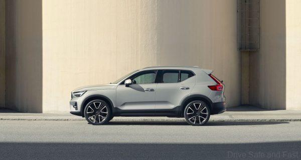 Volvo XC40 B5 MHEV in Silver Dawn