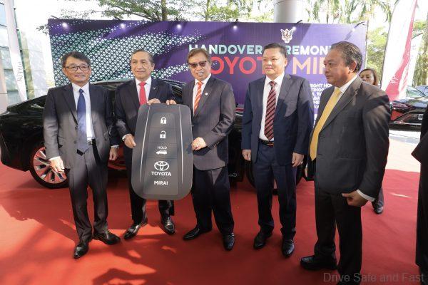 4 Hydrogen-Powered Toyota Mirai FCEVs Handed To SEDC & Sarawak Premier