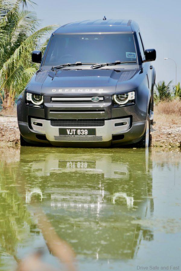Land Rover Defender 90 P300 dips itself in water
