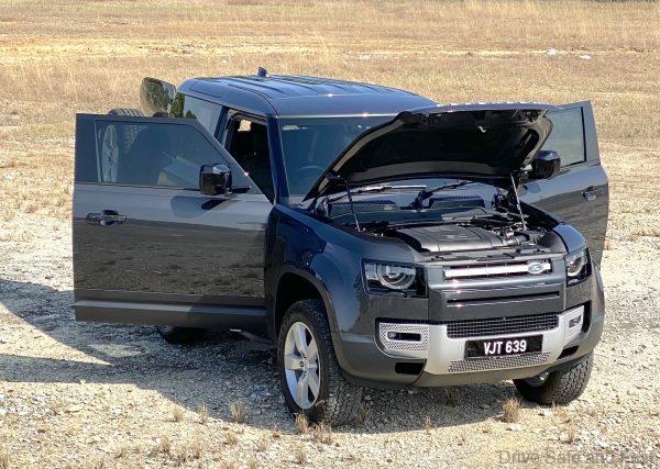 Land Rover Defender 90 P300 all doors open