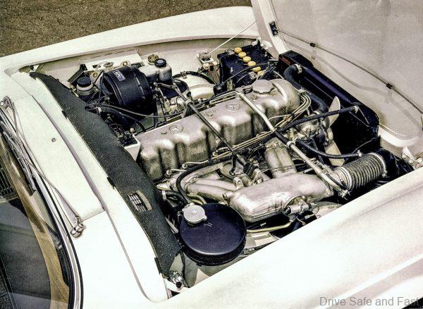 Mercedes-Benz 230 SL „Pagode“ (W 113). Detailaufnahme des Motorraums. (Fotosignatur der Mercedes-Benz Classic Archive: U41087)Mercedes-Benz 230 SL Pagoda (W 113) Close-up of the engine compartment. (Photo index number in the Mercedes-Benz Classic Archives: U41087)