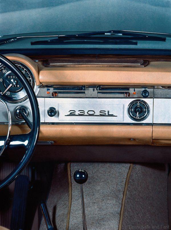 Mercedes-Benz 230 SL „Pagode“ (W 113). Detailaufnahme des Armaturenbretts mit Typbezeichnung. (Fotosignatur der Mercedes-Benz Classic Archive: U41089)Mercedes-Benz 230 SL “Pagoda” (W 113). Close-up of the dashboard with model designation. (Photo index number in the Mercedes-Benz Classic Archives: U41089)
