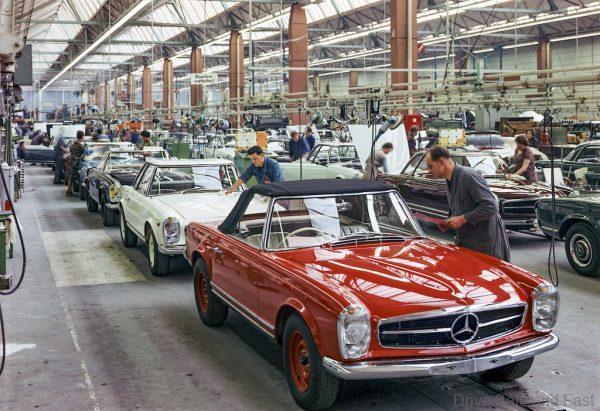 Mercedes-Benz 230 SL „Pagode“ (W 113). Produktion im Mercedes-Benz Werk Sindelfingen. Foto aus dem Jahr 1964. (Fotosignatur der Mercedes-Benz Classic Archive: U23321)Mercedes-Benz 230 SL “Pagoda” (W 113). Production at the Mercedes-Benz plant in Sindelfingen. Photo from 1964. (Photo index number in the Mercedes-Benz Classic Archives: U23321)