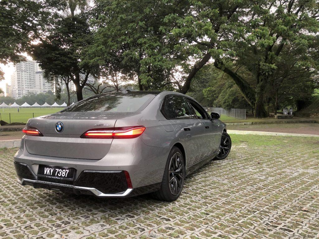 BMW i7
