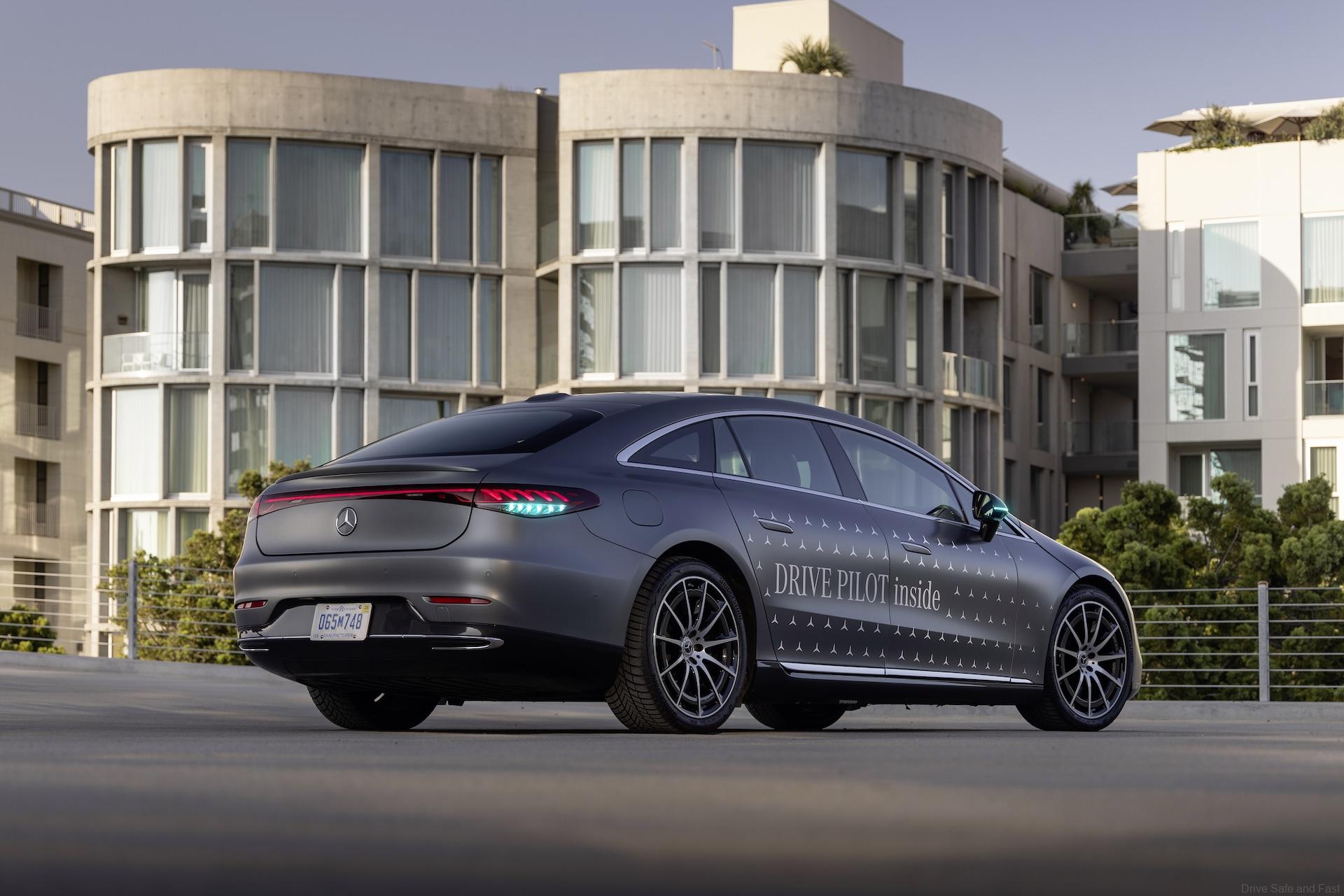 Mercedes-Benz receives approvals for turquoise-coloured automated driving marker lights in California and Nevada