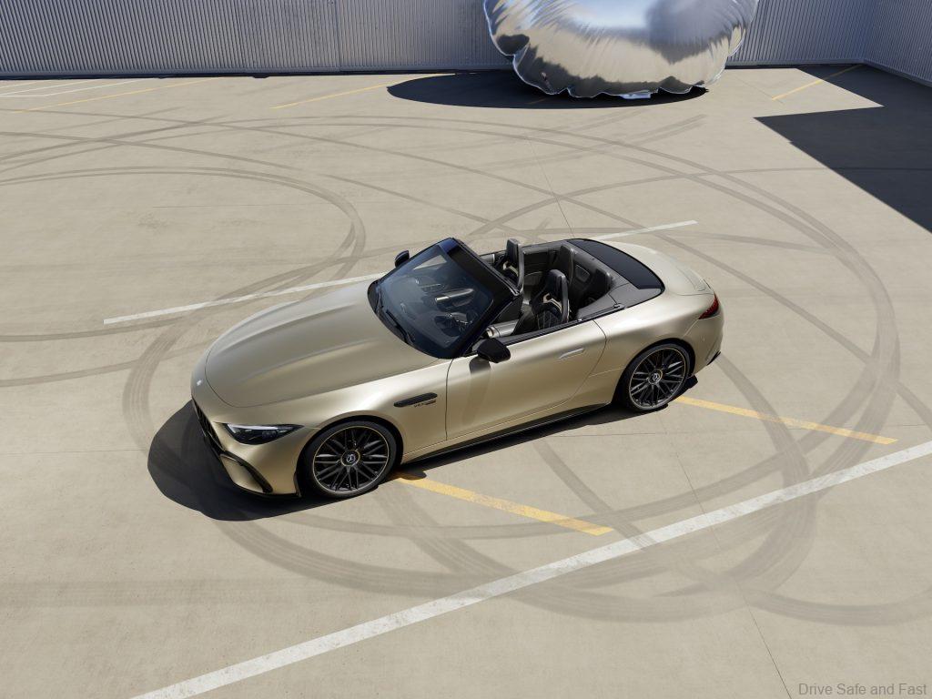 Golden Coast Mercedes-AMG präsentiert ein weiteres MANUFAKTUR Sondermodell der Performance- und Sportwagenmarke. Die exklusive, auf 100 Exemplare limitierte Edition basiert auf dem SL 63 4MATIC+ (Energieverbrauch kombiniert 13,4-13,0 l/100 km | CO2-Emissionen kombiniert 306-296 g/km | CO2-Klasse: G)[1] mit dem 430 kW (585 PS) starken 4,0-Liter-V8-Biturbomotor und vollvariablem Allradantrieb. [1]  Die angegebenen Werte wurden nach dem vorgeschriebenen Messverfahren WLTP (Worldwide harmonised Light vehicles Test Procedure) ermittelt. Die angegebenen Spannweiten beziehen sich auf den deutschen Markt. Der Energieverbrauch und der CO2-Ausstoß eines Pkw sind nicht nur von der effizienten Ausnutzung des Kraftstoffs bzw. des Energieträgers durch den Pkw, sondern auch vom Fahrstil und anderen nichttechnischen Faktoren abhängig.Mercedes-AMG presents a further MANUFAKTUR special-edition model by the performance and sports car brand. The exclusive limited edition of 100 is based on the SL 63 4MATIC+ (Combined energy consumption: 13.4-13.0 l/100 km | combined CO2 emissions: 306-296 g/km | CO₂ class: G)[2] with the 430 kW (585 hp) 4.0-litre V8 biturbo engine and fully variable all-wheel drive. [2] The specified values were determined according to the prescribed measurement procedure WLTP (Worldwide Harmonised Light Vehicles Test Procedure). The ranges given refer to the German market. The energy consumption and CO2 emissions of a car depend not only on the efficient use of the fuel or energy source by the car, but also on the driving style and other non-technical factors.