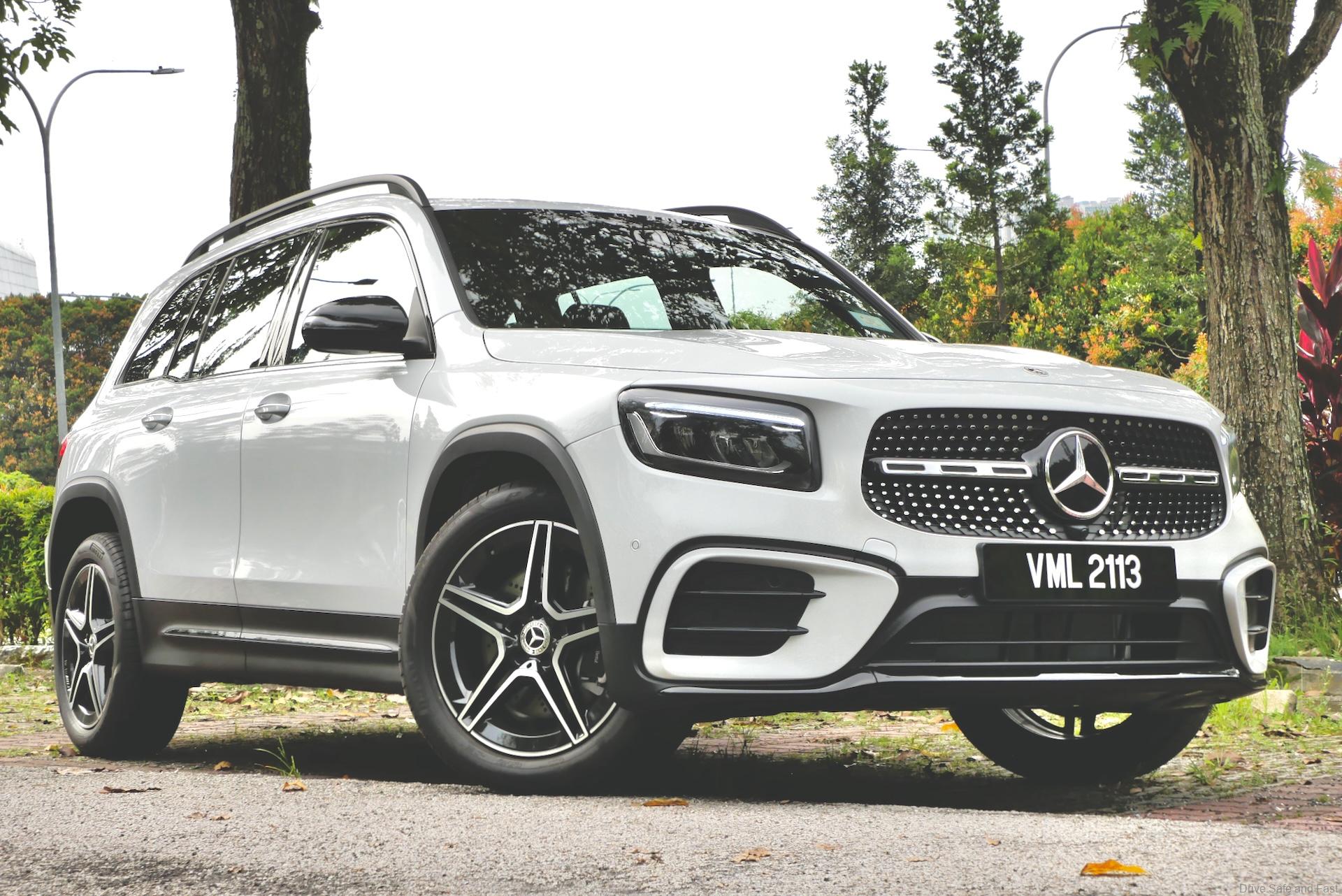Mercedes-Benz GLB 250 4MATIC AMG Line front photo in Digital White