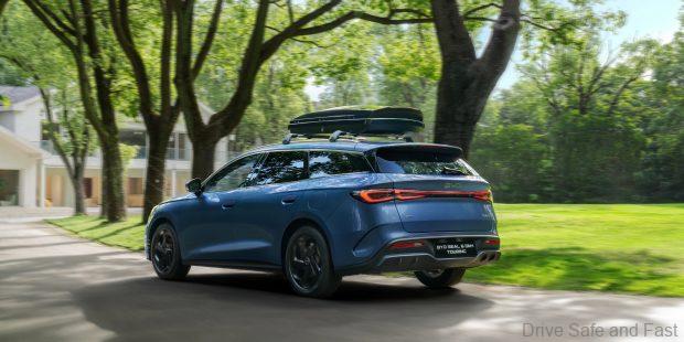 byd seal 6 dm-i touring from the rear