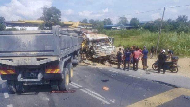 Kulai Lorry And Perodua Bezza Road Accident Leaves 3 Dead