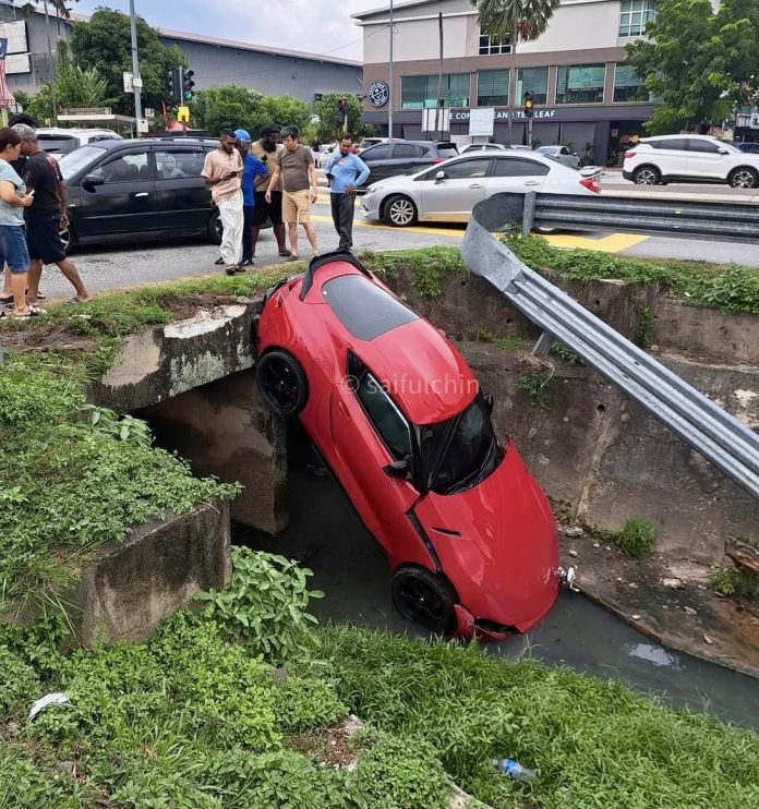 Toyota Supra In Longkang