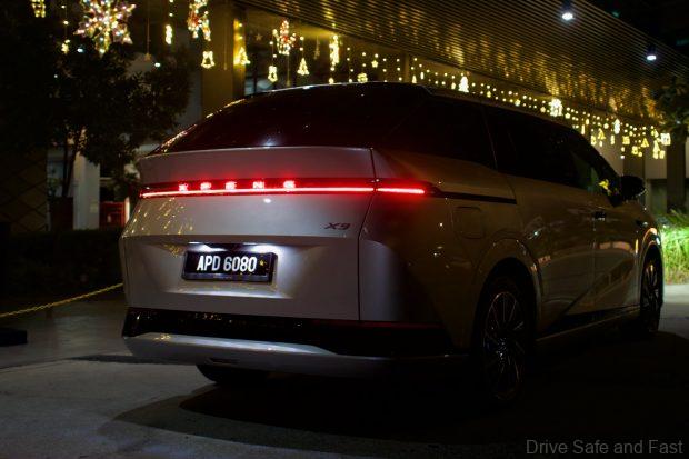 xpeng x9 rear at night