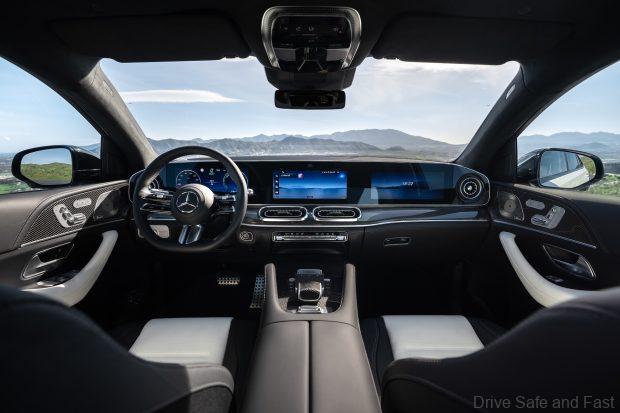 Das neue Mercedes-Benz GLE Coupé, 2026Lackierung: MANUFAKTUR opalithweiß bright
Polsterung: Leder Nappa / Leder zweifarbig weiß / schwarzThe new Mercedes-Benz GLE Coupé, 2026.Exterior: MANUFAKTUR opalite white bright
Interior: Leather Nappa two-tone white/black
