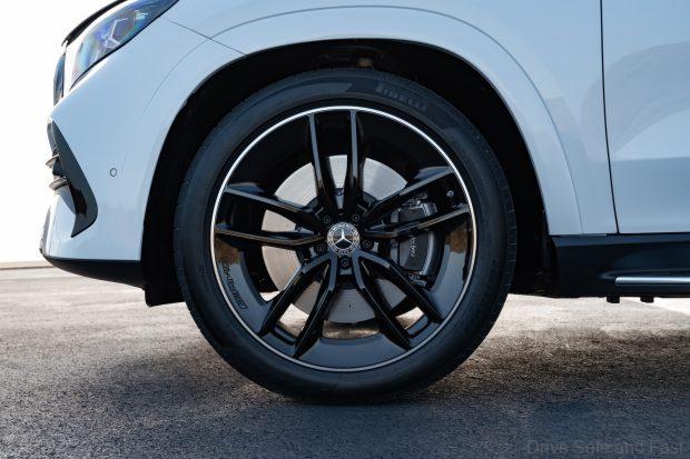 Der neue Mercedes-Benz GLE, 2026Lackierung: MANUFAKTUR opalithweiß bright
Polsterung: MANUFAKTUR Leder Exklusiv Nappa yachtblau / schwarzThe new Mercedes-Benz GLE, 2026.Exterior: MANUFAKTUR opalite white bright
Interior: MANUFAKTUR special upholstery in Exclusive nappa leather yacht blue
