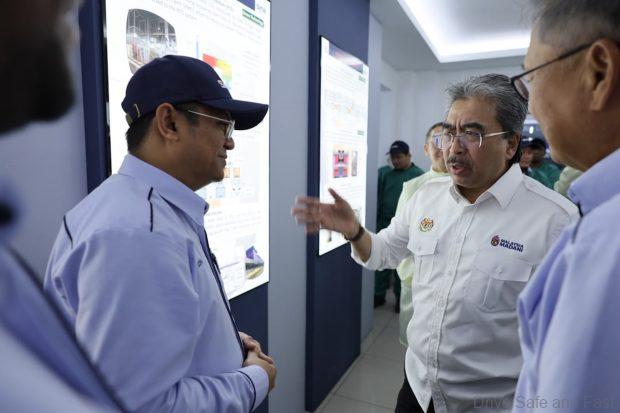 johari abdul ghani miti minister seen talking to someone who may vote for him one day