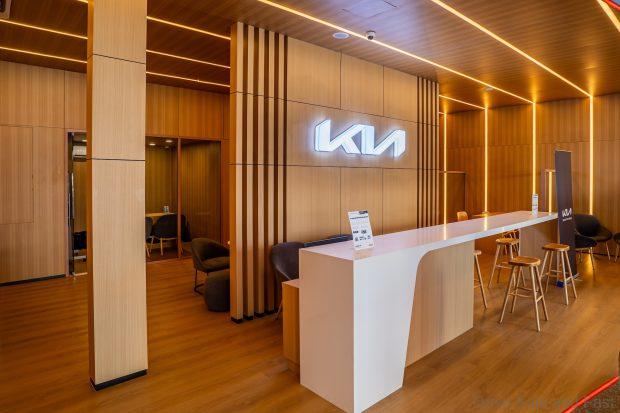 kia kuching dealership entry