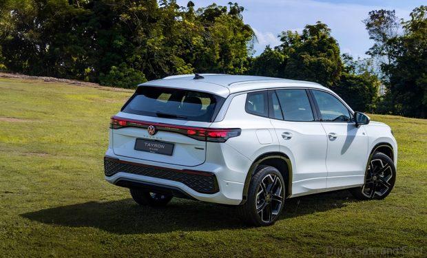 volkswagen tayron r-line from the rear